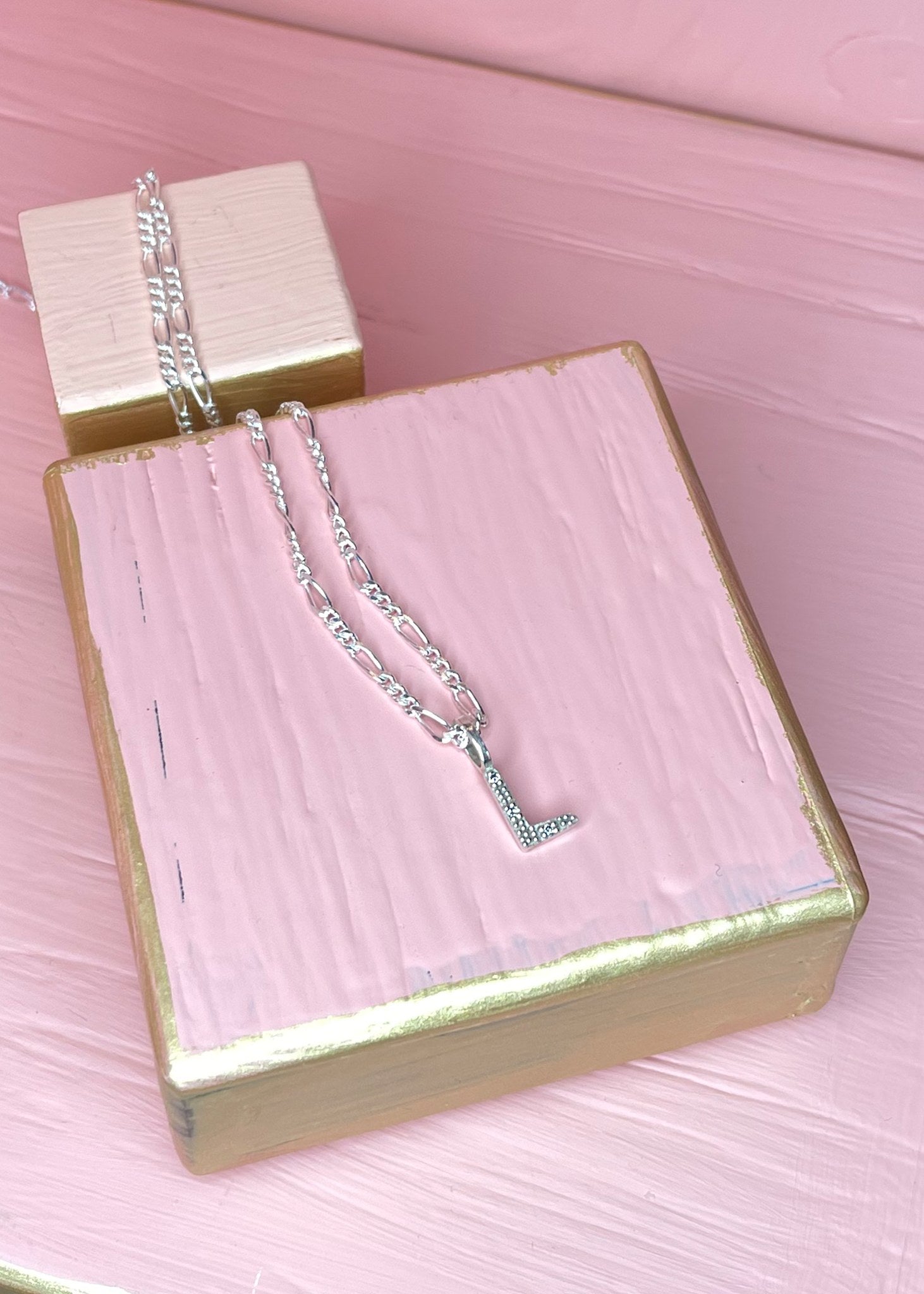Bogstavsvedhæng i let oxideret sterling sølv sat med tre diamanter med bogstavet L, perfekt gave til hende og gaven til ham under 300 kr