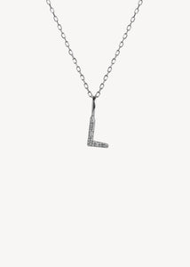 Bogstavsvedhæng i let oxideret sterling sølv sat med tre diamanter med bogstavet L, perfekt gave til hende og gaven til ham under 300 kr