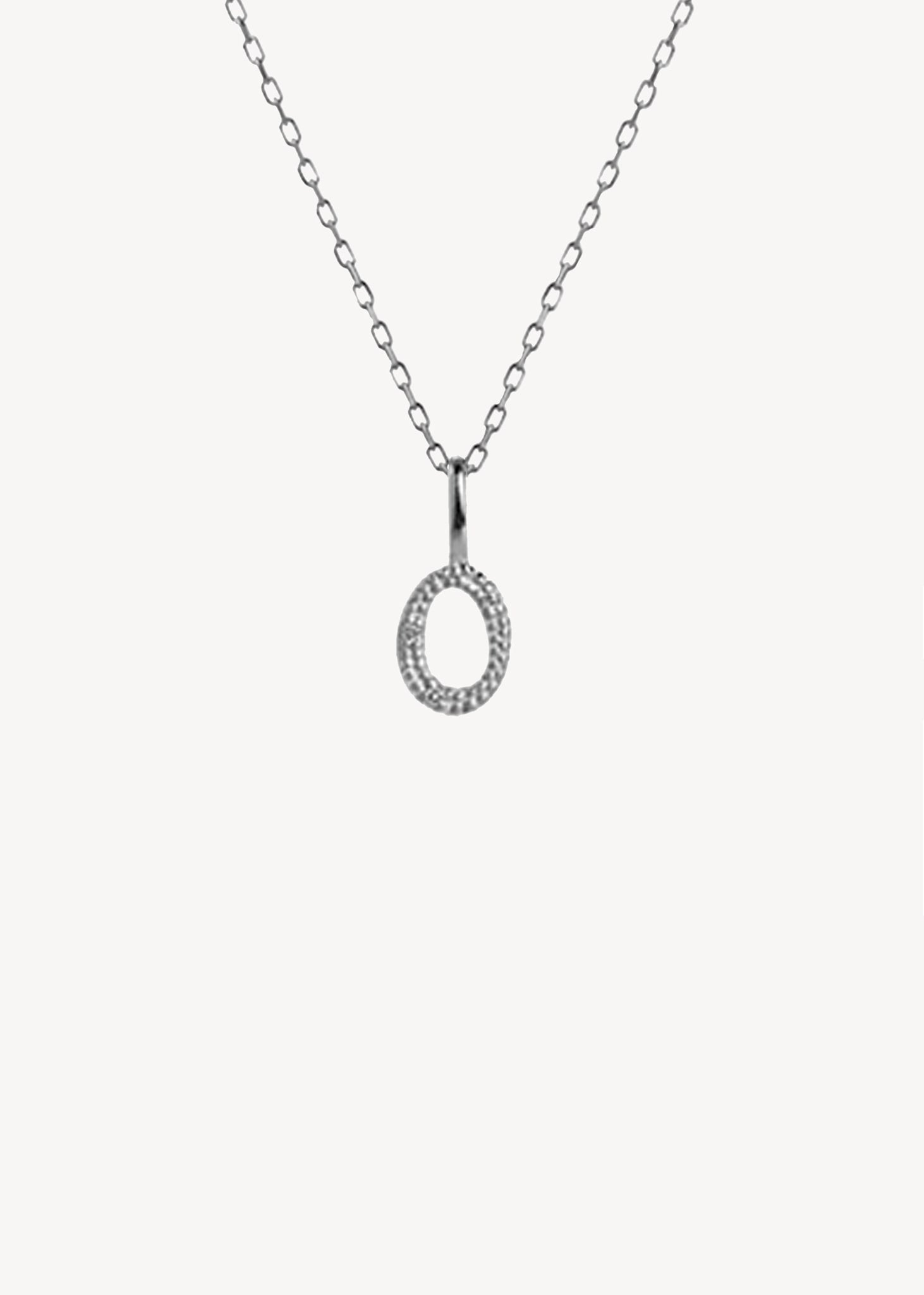 Bogstavsvedhæng i let oxideret sterling sølv sat med tre diamanter med bogstavet O, perfekt gave til hende og gaven til ham under 300 kr