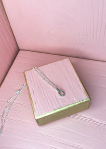 Bogstavsvedhæng i let oxideret sterling sølv sat med tre diamanter med bogstavet O, perfekt gave til hende og gaven til ham under 300 kr