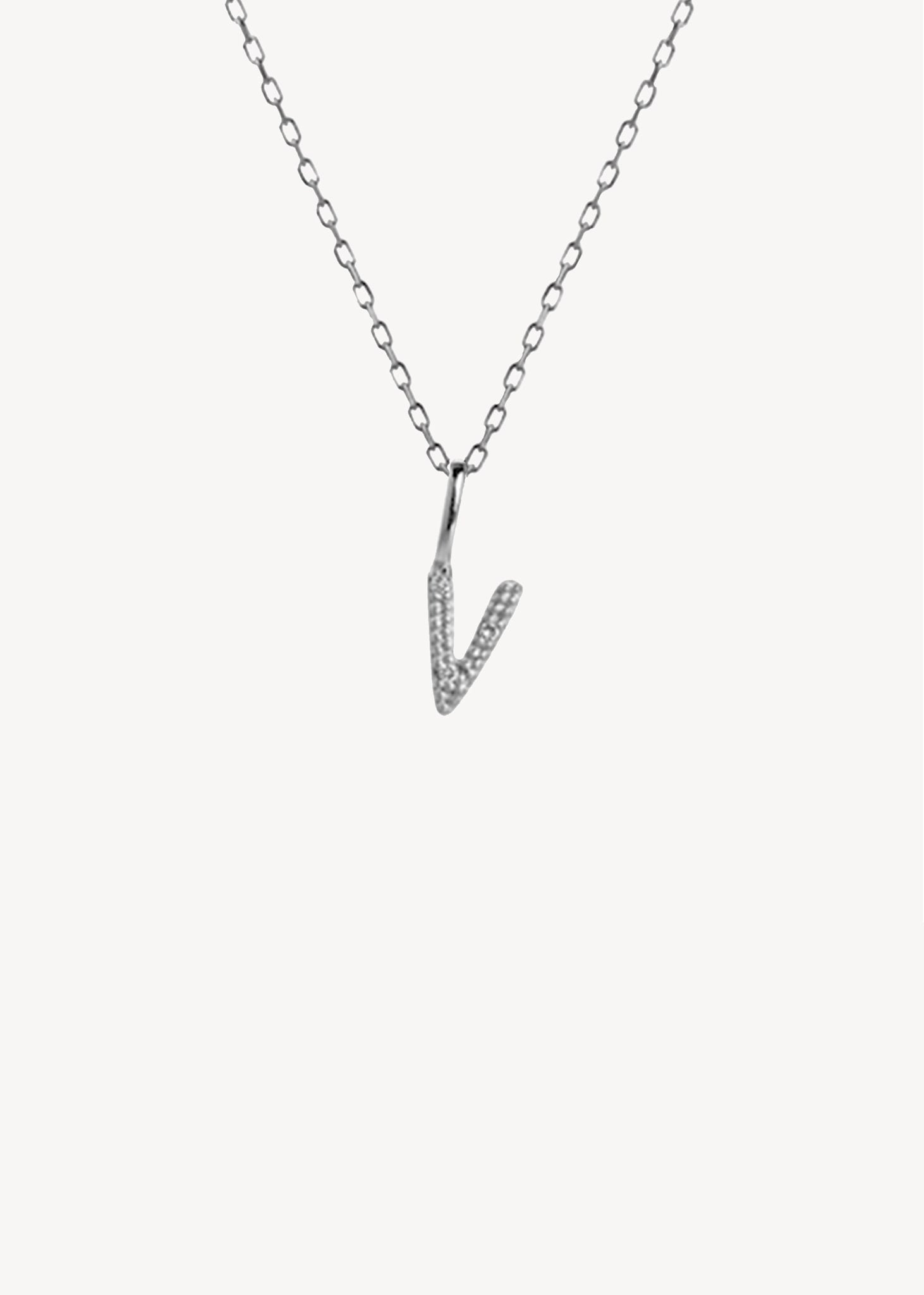 Bogstavsvedhæng i let oxideret sterling sølv sat med tre diamanter med bogstavet V, perfekt gave til hende og gaven til ham under 300 kr