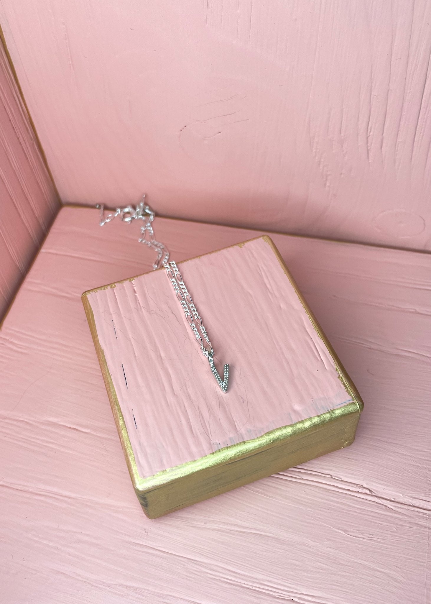 Bogstavsvedhæng i let oxideret sterling sølv sat med tre diamanter med bogstavet V, perfekt gave til hende og gaven til ham under 300 kr
