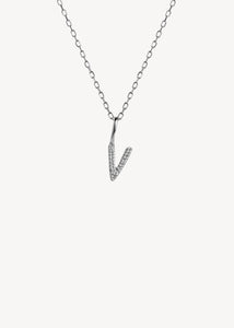 Bogstavsvedhæng i let oxideret sterling sølv sat med tre diamanter med bogstavet V, perfekt gave til hende og gaven til ham under 300 kr