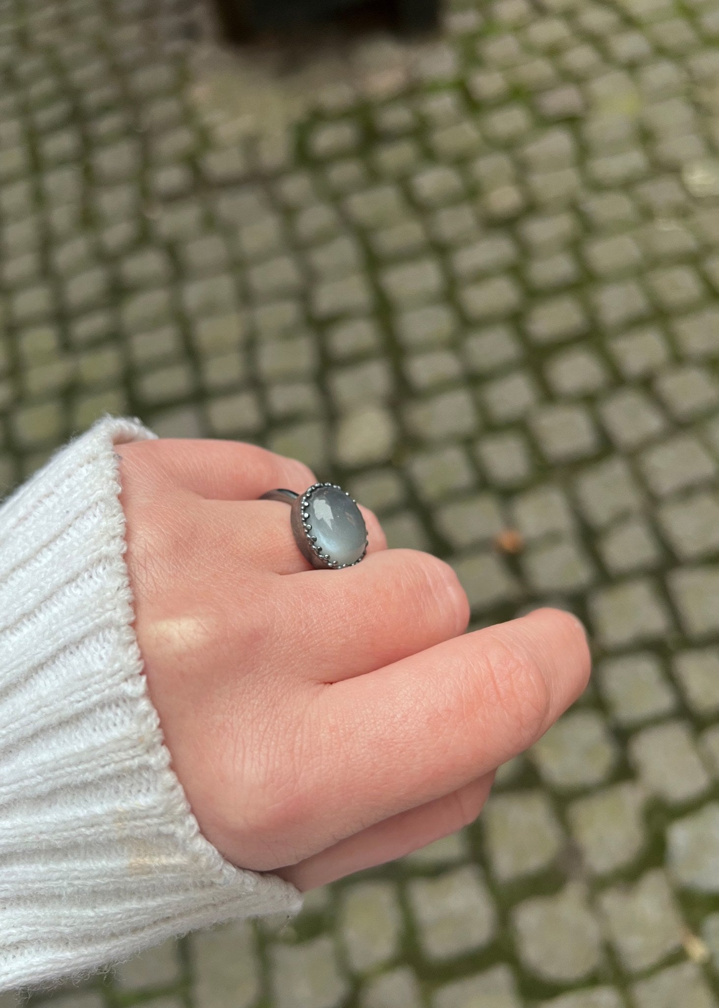 Ceos ring mit Grau Mondstein - oxidiertes Silber