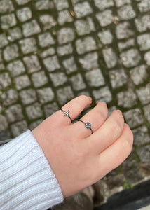 Cross ring mit Saphir - oxidiertes Silber