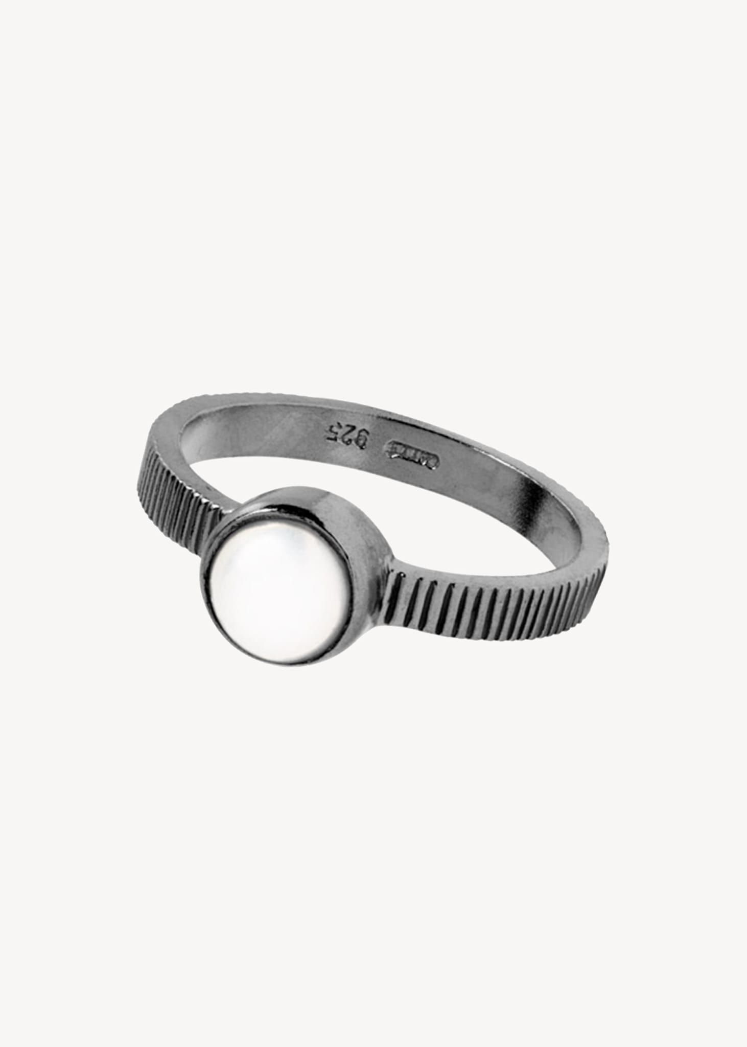 Ring med perle på udsalg i oxideret sterling sølv med riller og hvid ferskvandsperle, perfekt gave til 100 kr til ham og hende