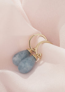 et par hoops med charms i 10-karat solidt guld fra carré. Begge charms er sat med en facetslebet akvamarin ædelsten