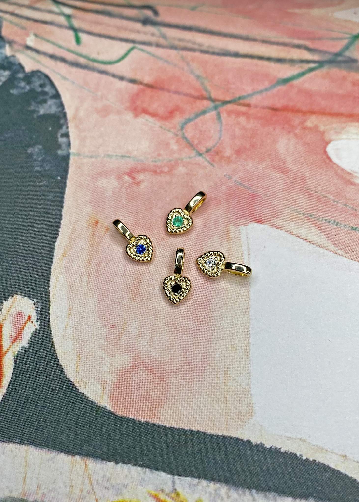 10-karat Amor Anhänger mit Blauem Saphir