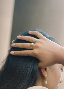 Kvinde med ringe i ægte guld fra carré jewellery 