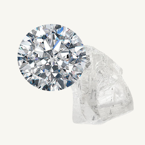 Billede af en brilliantslebet diamant og en rå diamant ædelsten på beige baggrund