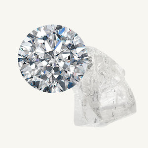 Billede af en brilliantslebet diamant og en rå diamant ædelsten på beige baggrund