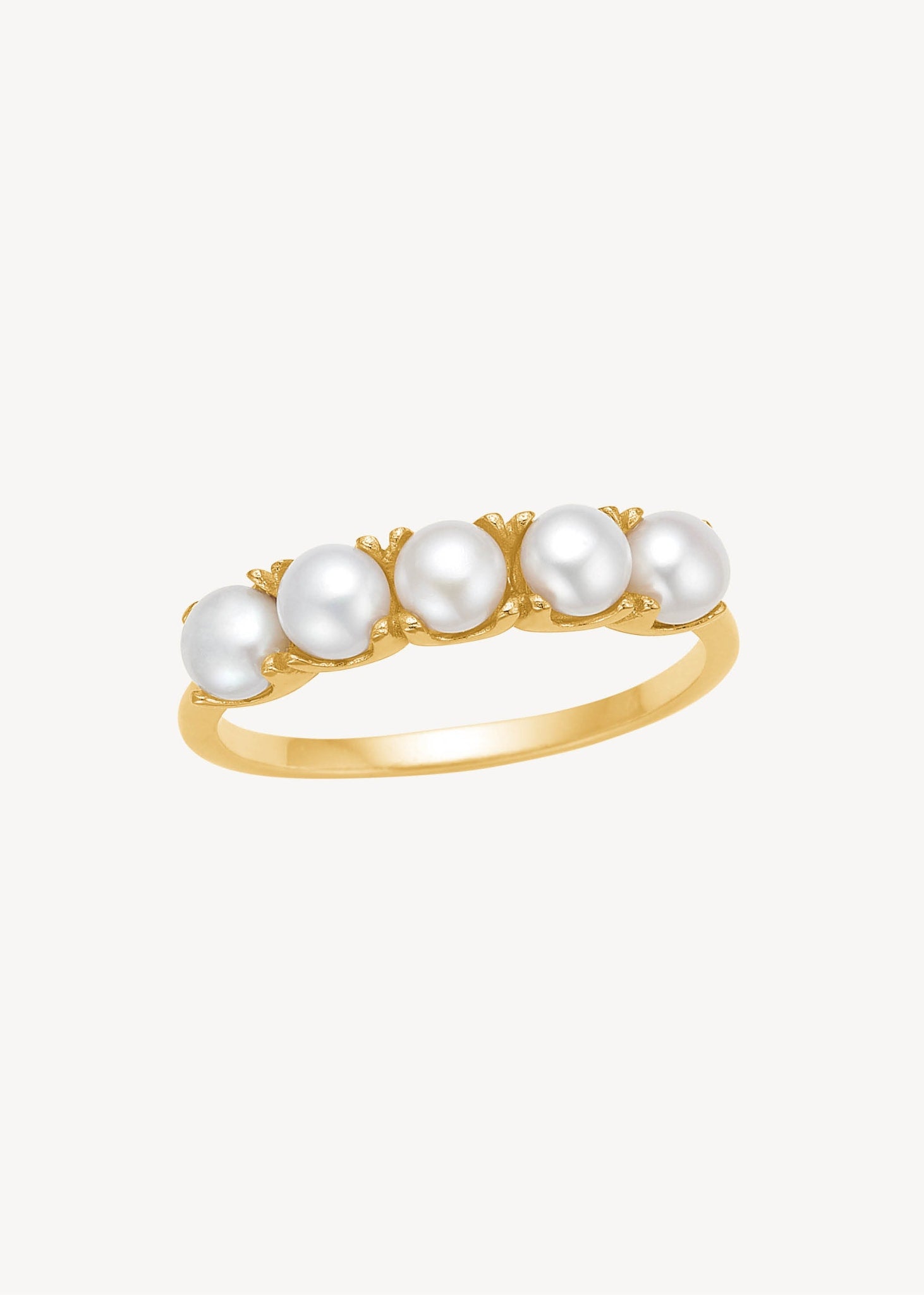 Guld ring fra carré jewellery med fem runde hvide ferskvandsperler i guldbelagt sterling sølv til konfirmation