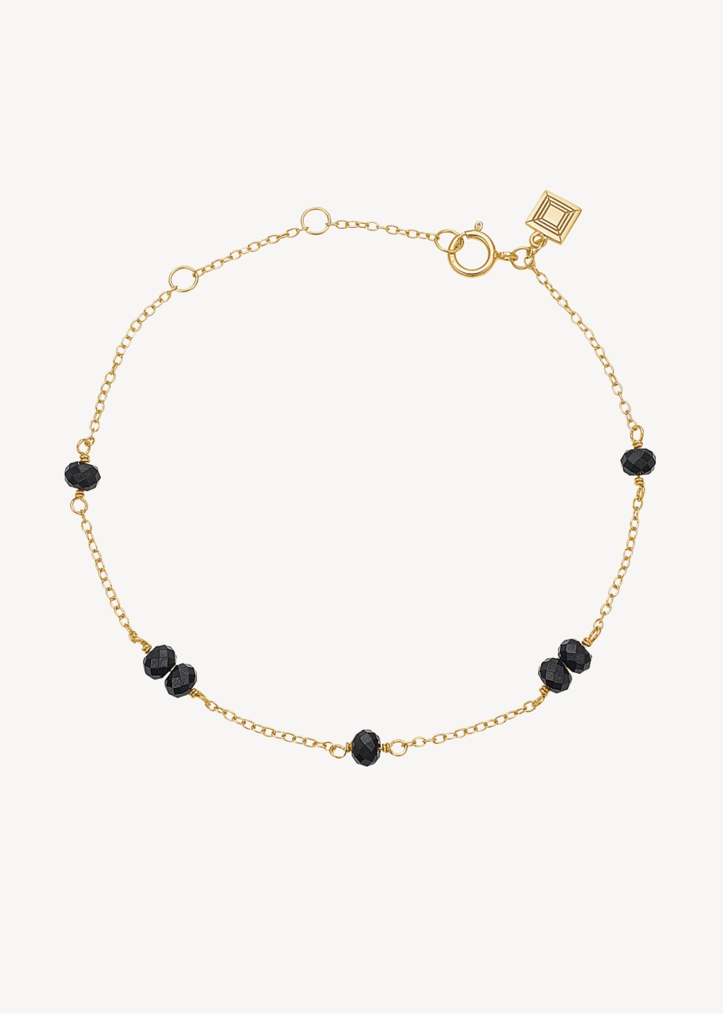 Elegant armbånd i guldbelagt sterling sølv med facet rondelleslebne sorte spinel ædelsten på en tynd kæde, perfekt gave til hende under 500 kr