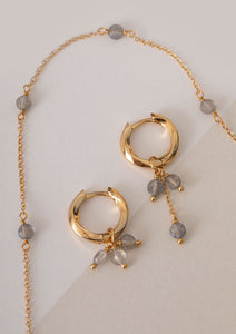 Guldbelagte smykker med grå ædelsten fra carré. Twist hoops i creol stil med lange charms med labradorit og en halskæde med labradorit ædelsten