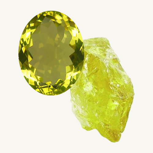 Billede af en facetslebet lemon kvarts og en rå lemon kvarts ædelsten på beige baggrund