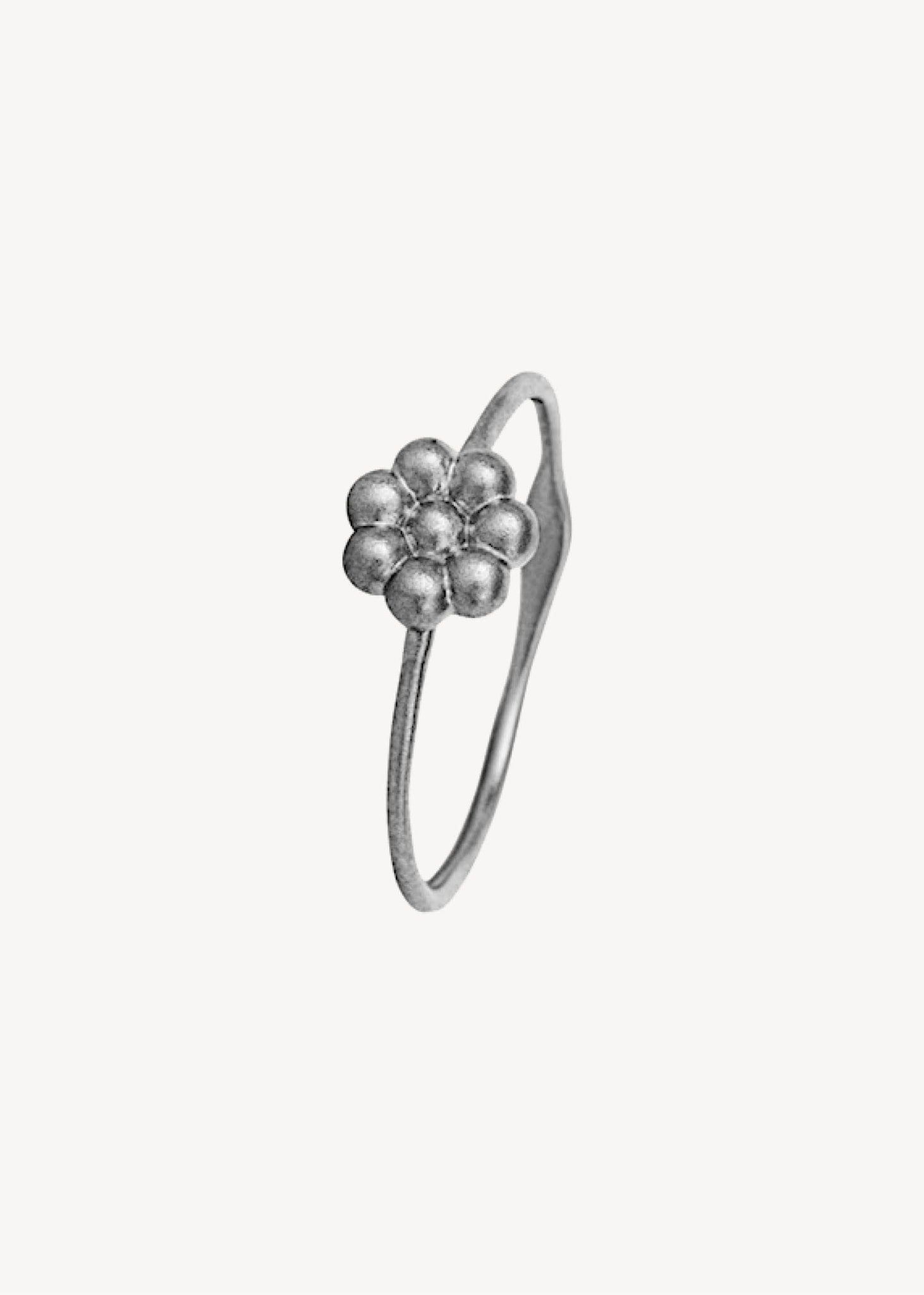 smuk blomster ring i oxideret sterling sølv til 100 kr på tilbud hos Carré jewellery med blomst i sølv