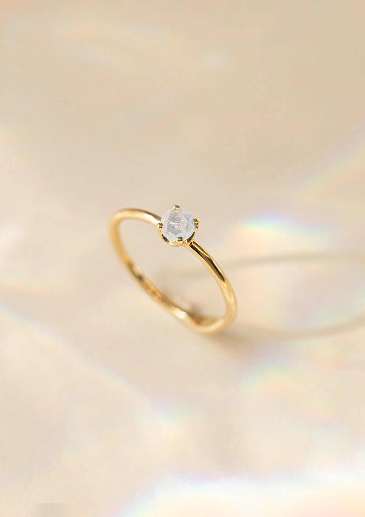 Månesten ring. 10-karat ring fra carré sat med ædelstenen månesten