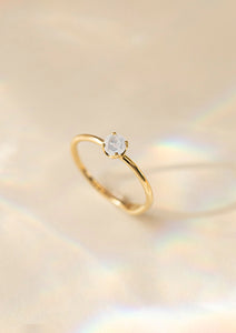 Månesten ring. 10-karat ring fra carré sat med ædelstenen månesten