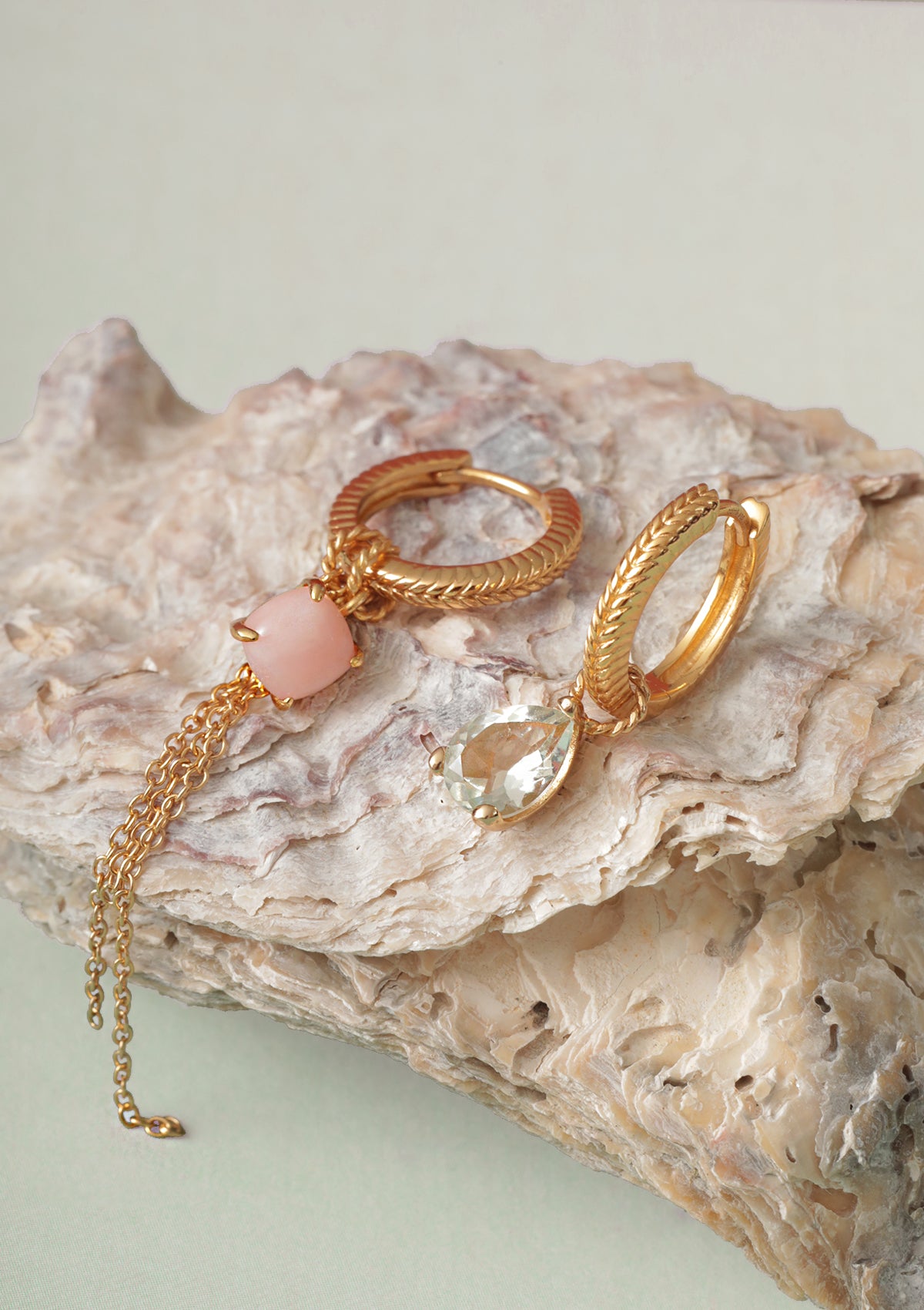 Guldbelagte hoops og charms fra carré. Hoops i creolstil og sildebensmønster med lange kæder og en pink opal sten og en prasiolit ædelsten.