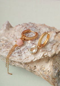 Guldbelagte hoops og charms fra carré. Hoops i creolstil og sildebensmønster med lange kæder og en pink opal sten og en prasiolit ædelsten.