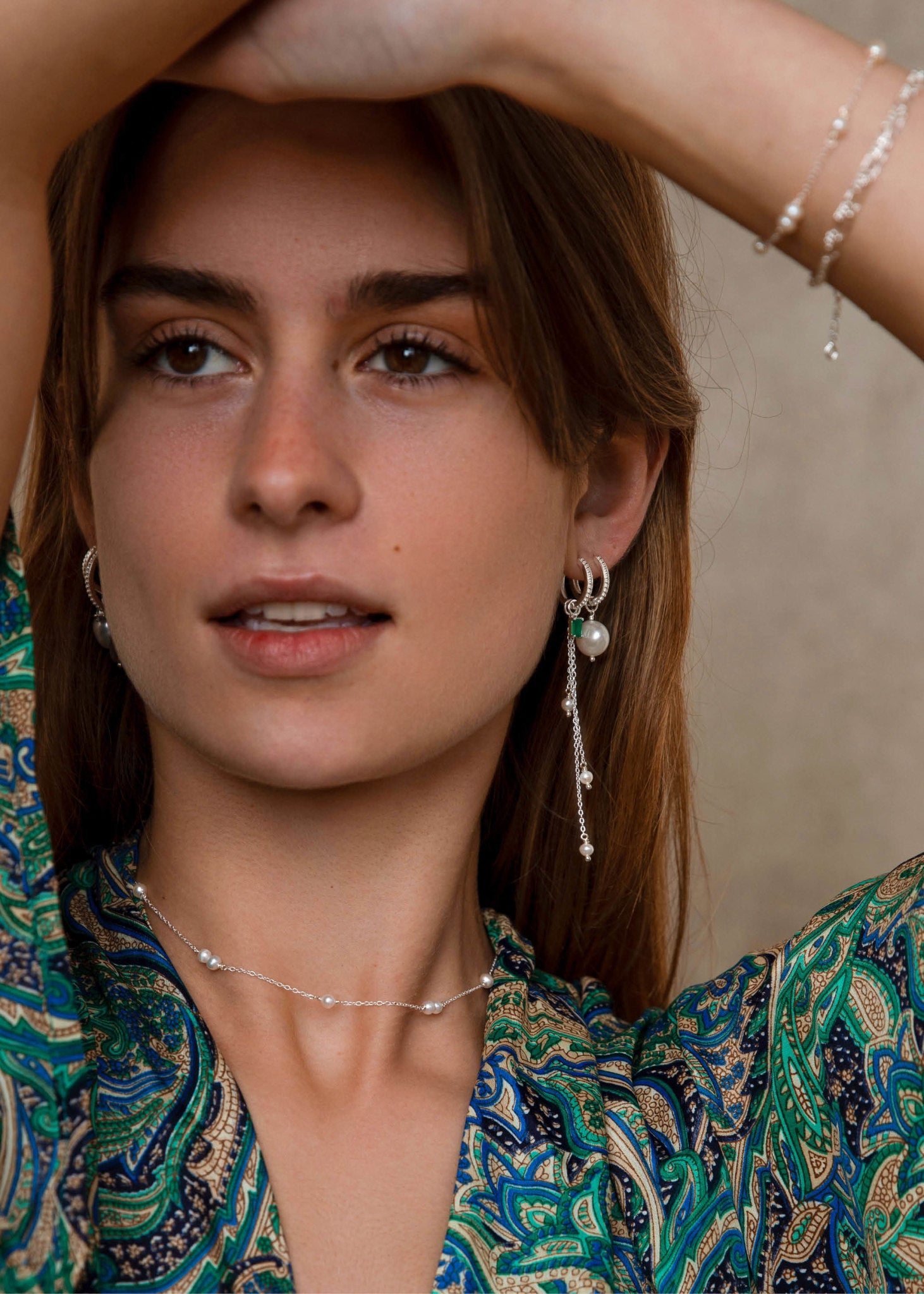 kvinde med lange hængeøreringe med perler i sterling sølv med hoops og charms fra carré jewellery 