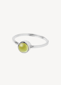 Elegant lille ring i sterling sølv med en grøn peridot ædelsten, der er augusts fødselsten