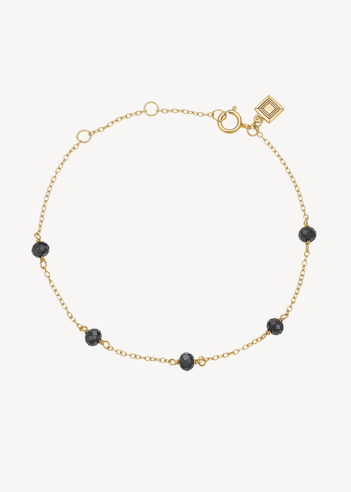 Smukt armbånd i guldbelagt sterling sølv med sorte spinel ædelsten på en tynd og elegant kæde i guld, perfekt gave til hende under 400 kr 