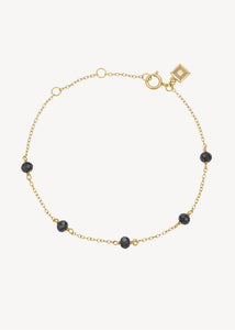 Smukt armbånd i guldbelagt sterling sølv med sorte spinel ædelsten på en tynd og elegant kæde i guld, perfekt gave til hende under 400 kr 