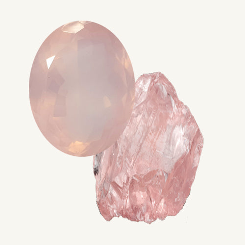 Billede af en facetslebet Rosa Kvarts og en rå Rosa Kvarts ædelsten på beige baggrund