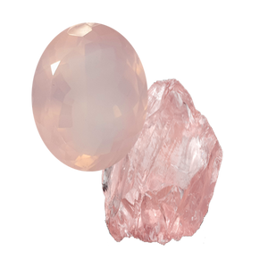 Billede af en facetslebet rosa kvarts og en rå rosa kvarts ædelsten på usynlig baggrund