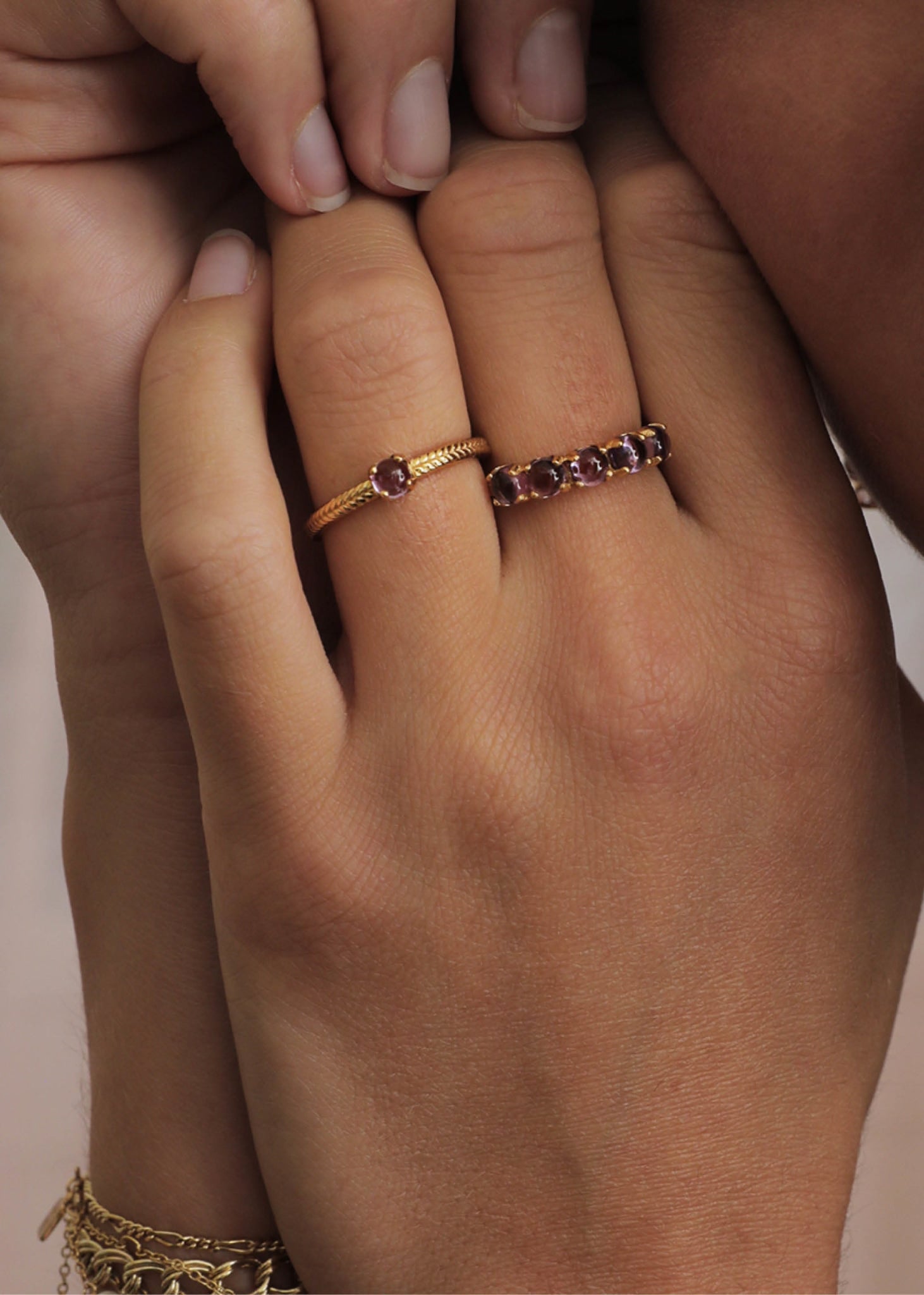 Kvinde med ringe i guldbelagt sterling sølv med ametyst ædelsten i alliance ring stil 