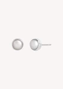 Linnea Ohrstecker mit weißer Perle - Silber