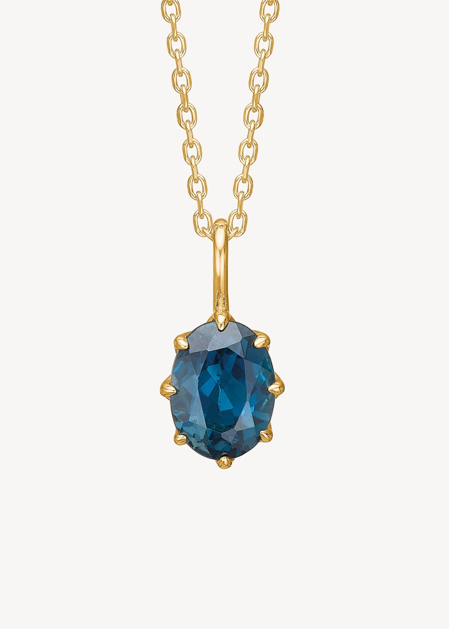 Elegant vedhæng i 10-karat ægte guld med en stor london blaa topas ædelsten, der er november måneds fødselssten 
