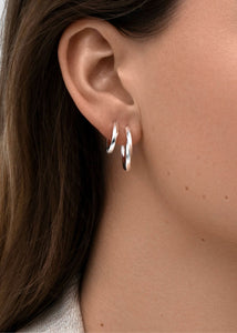 Kvinde med to hoops i snoet design i sterling sølv fra carré jewellery