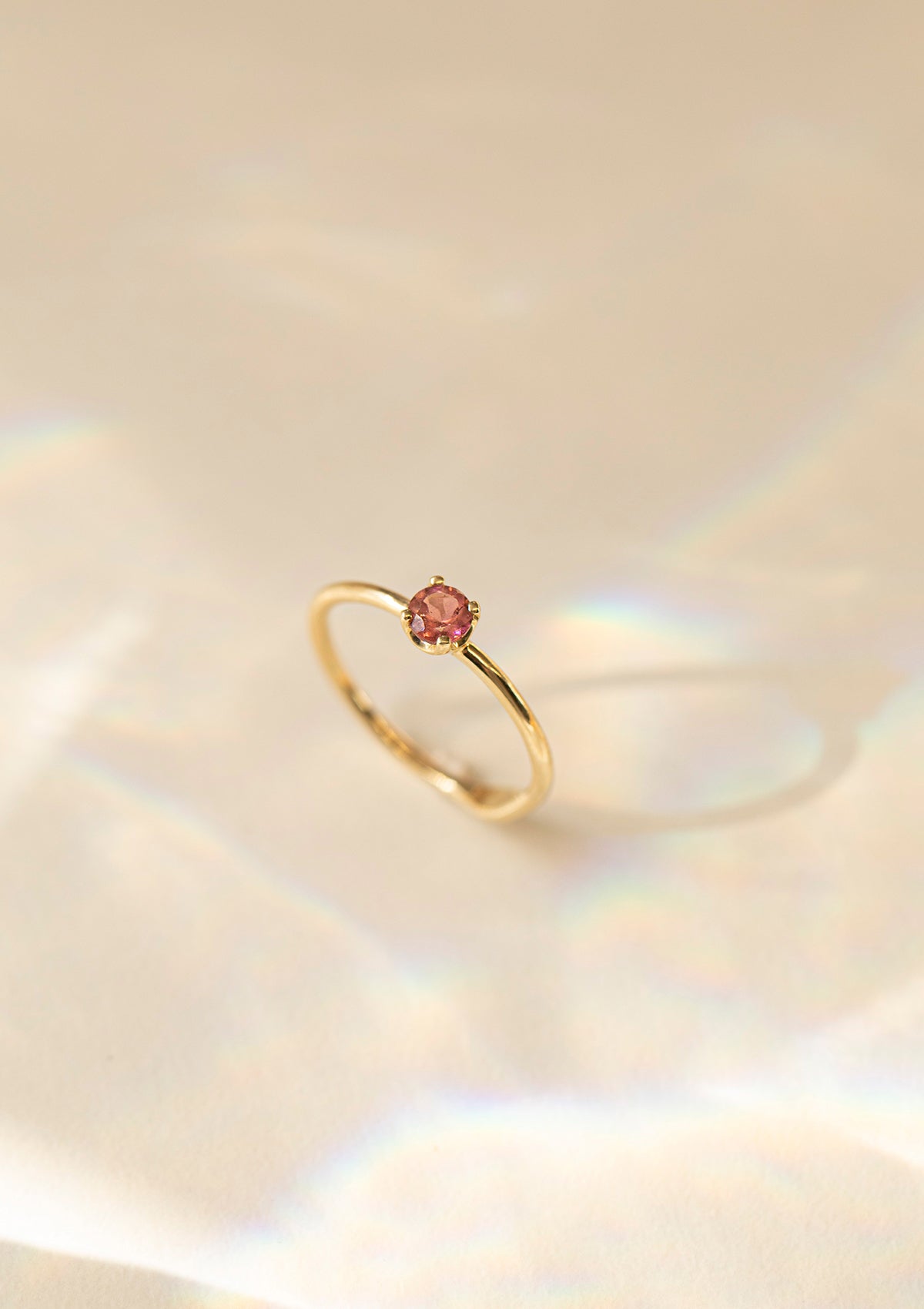 En guldring fra carré i 10-karat guld sat med en pink turmalin ædelsten