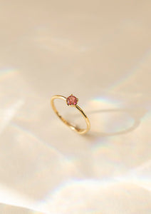 En guldring fra carré i 10-karat guld sat med en pink turmalin ædelsten