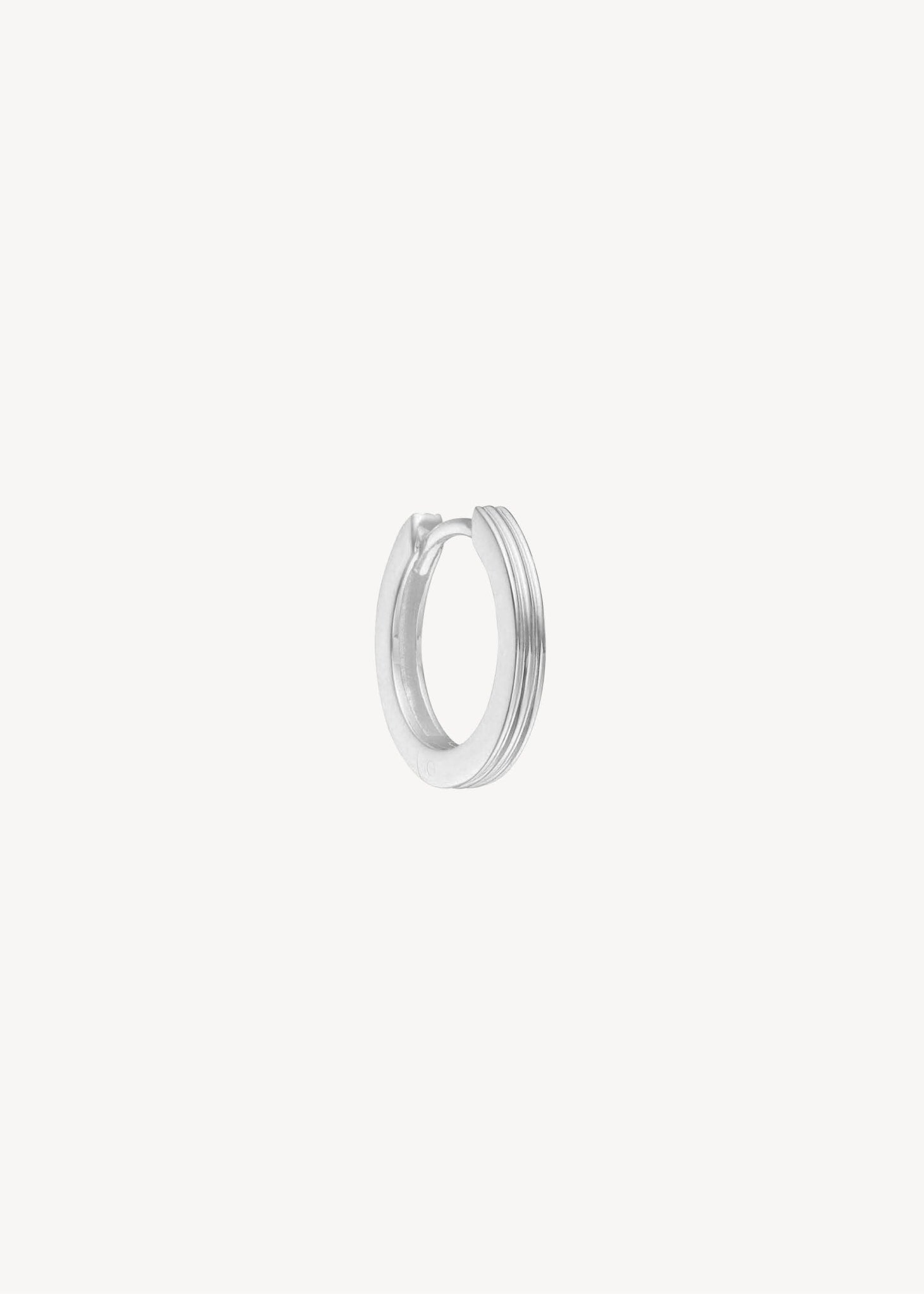 Medium størrelse hoop ørering til charms i sterling sølv i 1,5 cm med nålestriber, perfekt gave til ham og gave til hende 
