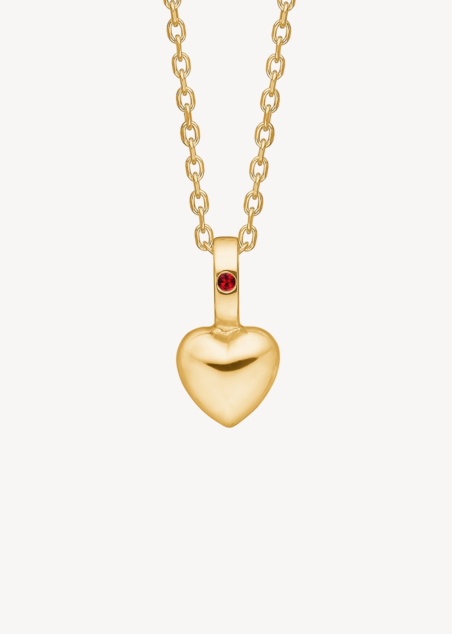 Hjerte vedhæng til halskæder i ægte 10 karat guld fra carré jewellery med en rød rubin, der er juli måneds fødselssten, perfekt gave til en med fødselsdag i juli eller dåbsgaven